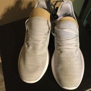 Woman’s athletic shoes. Lightweight outsole, memory foam, phylon midsole